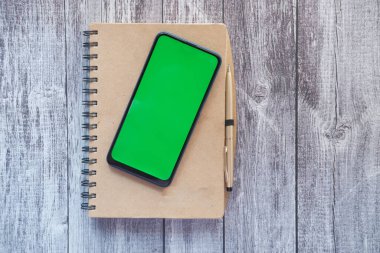 Akıllı telefon ve not defterinin üst görünümü 