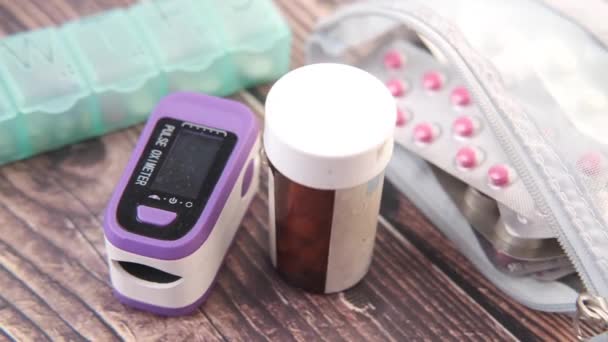 Pulse oximeter en medische container op tafel — Stockvideo