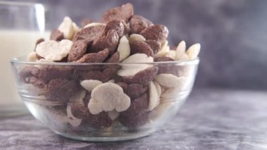 Çukulatalı mısır gevreği siyah arka planda bir kasede 