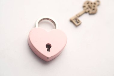 anahtar ve asma kilit beyaz ev finans kavramı 