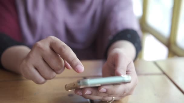 Close up de mulheres mão segurando telefone inteligente — Vídeo de Stock