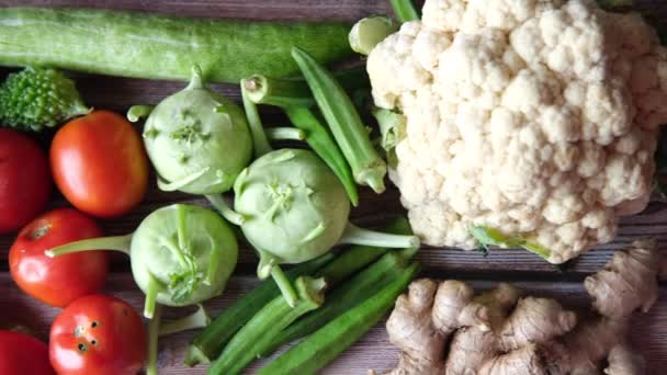 Υγιεινή επιλογή τροφίμων με φρέσκα λαχανικά στο τραπέζι με χώρο αντιγραφής — Αρχείο Βίντεο