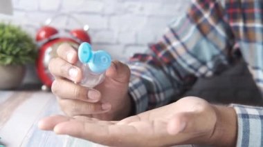 Corona virüsünü önlemek için dezenfekte sıvısı kullanılıyor. 