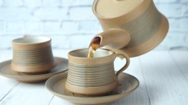 Tepeden tırnağa çay dolduruyorum. 