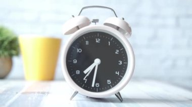 Eski çalar saat ve sarı kahve fincanı masanın üstünde. 