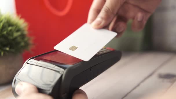 Conceito de pagamento sem contato com o jovem pagando com cartão de crédito — Vídeo de Stock