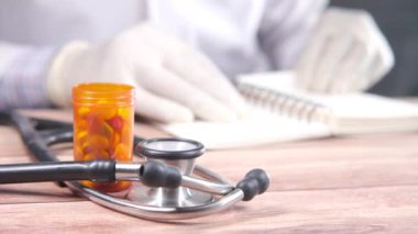 Doktor el çevirme sayfası bir not defteri, seçici odak 