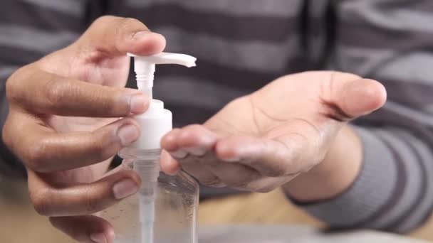 コロナウイルスを防ぐために消毒液を使用する — ストック動画