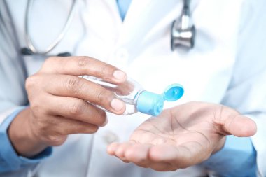 Doktor elini dezenfektan jeli kullanarak kapat. 