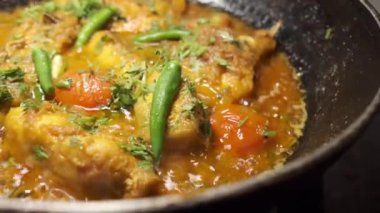 Ev yapımı Hint köri balığına yakın çekim.