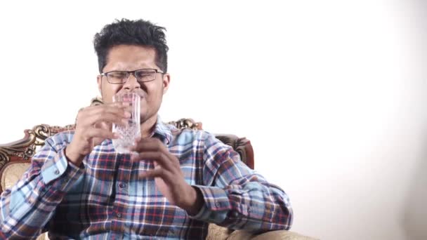 Jongeman met gevoelige tanden en glas koud water . — Stockvideo