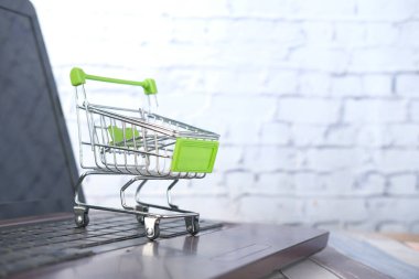 Boş alışveriş arabası klavyede.