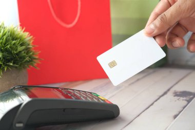 genç bir adamın kredi kartıyla ödeme yapması konsepti.