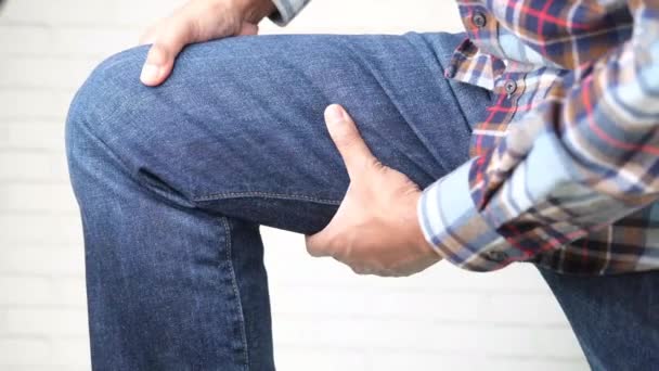 Aproape de bărbatul care suferă dureri articulare la genunchi — Videoclip de stoc