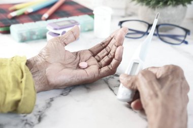 yaşlıların elinde fotokopi alanı olan haplar. 