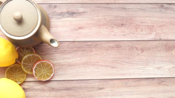 Top view of lemon tea on wooden background. — Stock Video