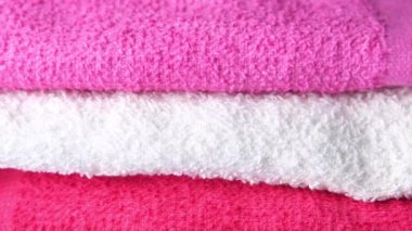 Masadaki duş havlusunu kapat..