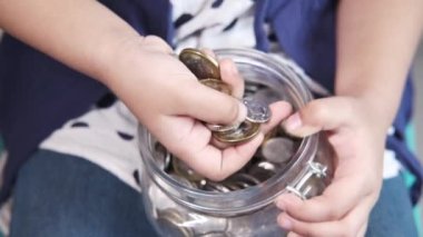 Kavanozda bozuk para saklayan kız. 