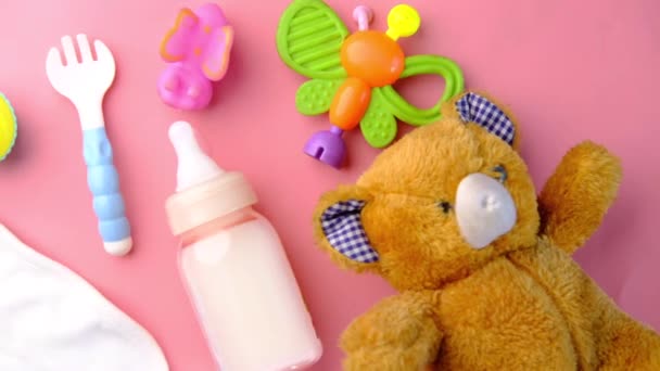 Hračky pro novorozence dětská sada s medvídkem a mlékem v láhvi na růžové — Stock video