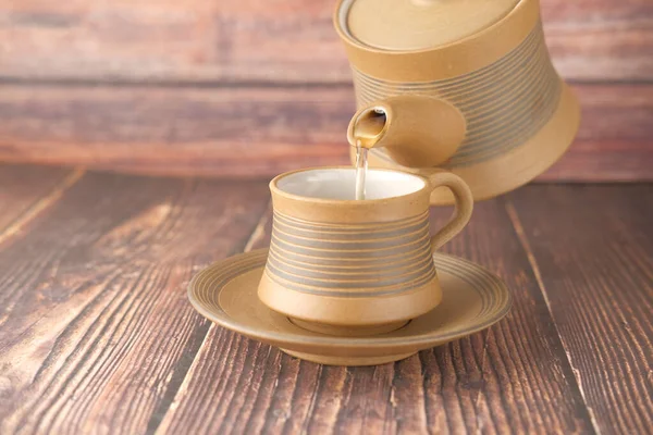 Наливать чай с чайной церемонии сверху вниз — стоковое фото
