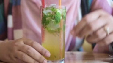 Müslüman kadınlar kafede bir bardak portakal suyu içiyorlar. 