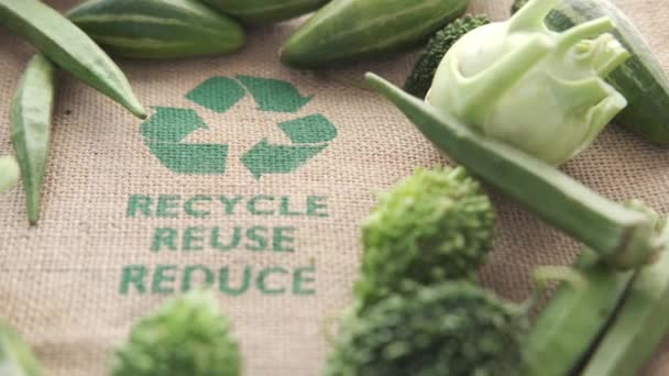 Recycelte Pfeile auf einer Einkaufstasche mit Gemüse — Stockvideo