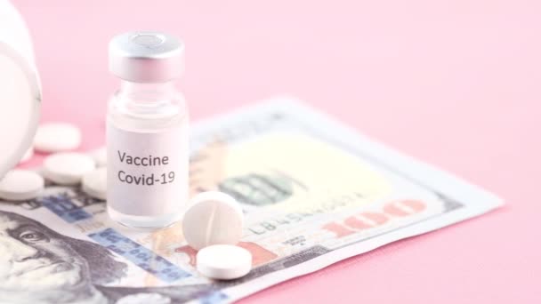 Концепція витрат на охорону здоров'я з нами долар, вакцина та таблетки — стокове відео