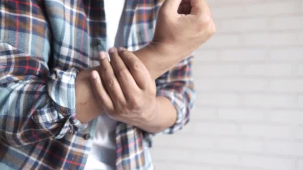 Man lider smärta i handen på nära håll — Stockvideo