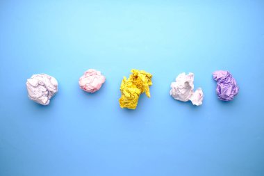 Mavi arkaplanda buruşmuş kağıt toplarının üst görünümü 