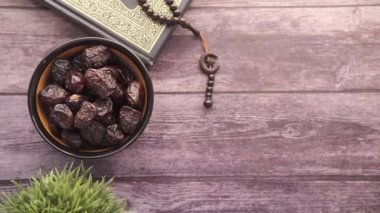Kur 'an-ı Mübarek, tespih ve meyve masanın üzerinde fotokopi alanı 
