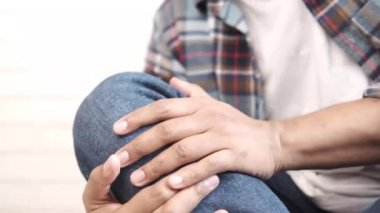 Diz eklem ağrısı çeken adama yaklaş.