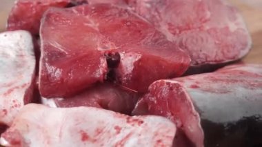 Tabakta çiğ taze deniz balığı var. ,