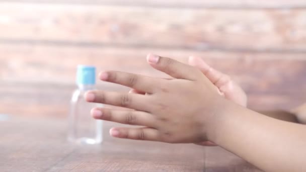 Kinderhand mit Desinfektionsgel zur Verhinderung von Viren mit Kopierraum — Stockvideo