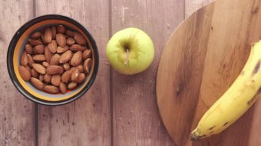 Badem fıstığı, süt ve muz masada. 