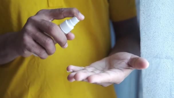 Primer plano de la mano del hombre joven usando spray desinfectante de mano. — Vídeo de stock
