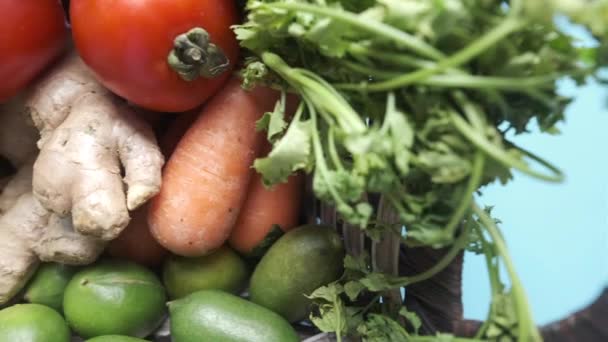 Vista superior del tazón de verduras frescas en un tazón — Vídeo de stock