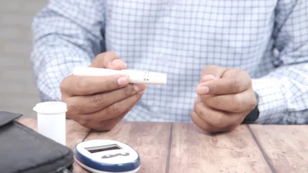 人的手测量血糖水平 — 图库视频影像