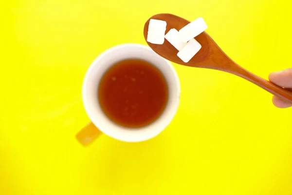 Tasse Tee und Zuckerwürfel auf Löffel — Stockfoto