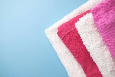 Masadaki duş havlusunu kapat..