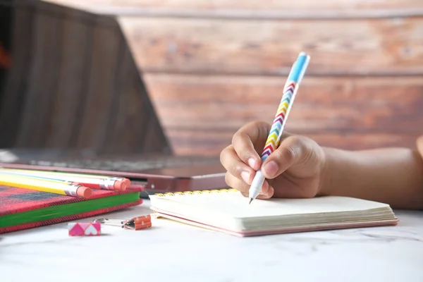 Kind hand met pen schrijven op papier doen huiswerk — Stockfoto