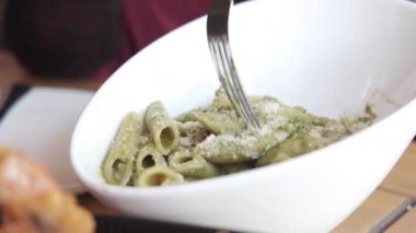  Masada ev yapımı makarna yiyen kadınlar. .