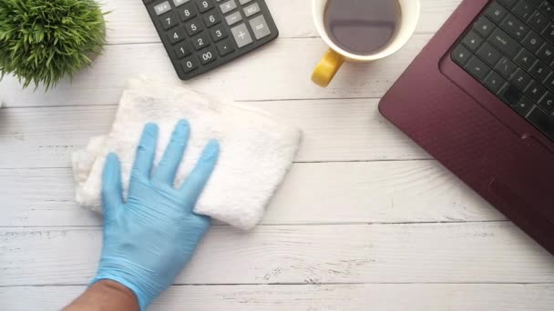 Main de personne en gants jetables nettoyer la surface de la table — Video