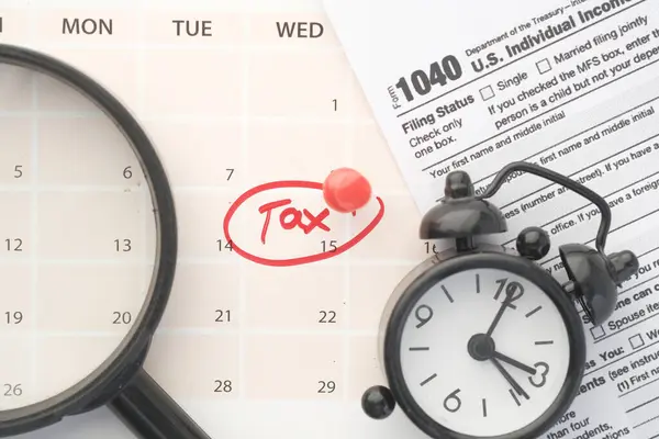 Koncepcja dnia podatkowego z czerwonym kółkiem w dniu kalendarzowym i deklaracją podatkową na stole — Zdjęcie stockowe