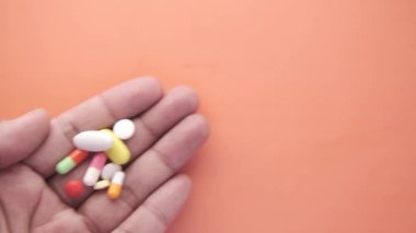 İnsan elinin kapsülü ve fotokopi alanı olan hapların üst görüntüsü 