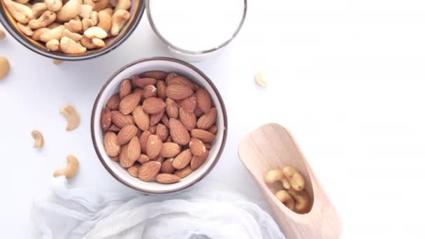 Kacang almond segar dan segelas susu di atas meja — Stok Video