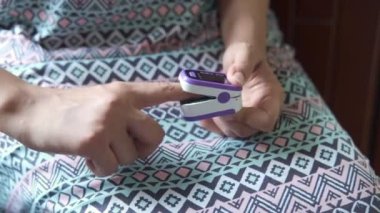  Nabız oksimetresi kullanan genç kadınlar.