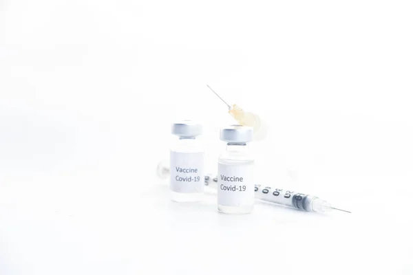 Coronavirus vaccine and syringe on white background — Stock Photo, Image