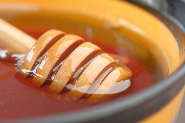 Primer plano de miel fresca con cuchara en la mesa — Foto de Stock