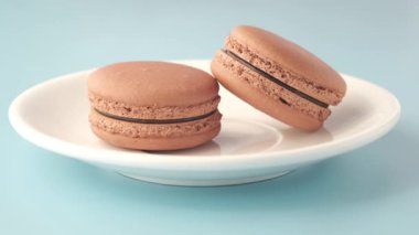  Bir kasede elle badem kurabiyesi..