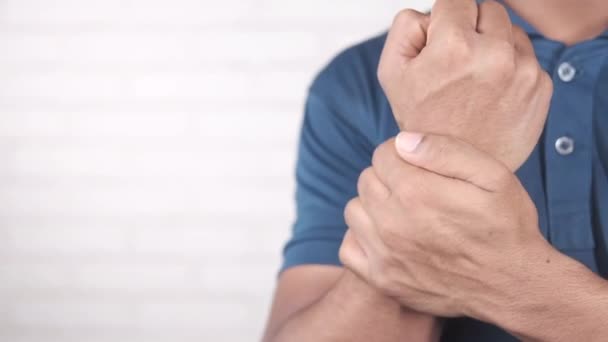Человек, страдающий от боли в руке крупным планом — стоковое видео